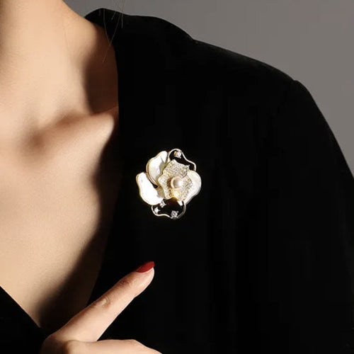 Brošne s perlami - krásny a nadčasový darček pre ženu