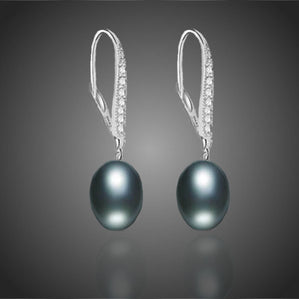 náušnice visiace s čiernymi riečnymi perlami
