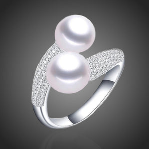 prsteň s dvoma bielymi riečnymi perlami