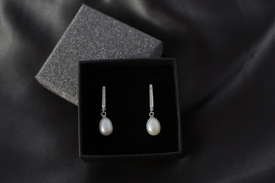 Náušnice s bielymi riečnymi perlami Mercede