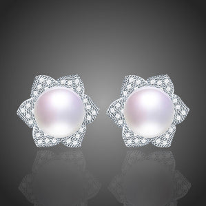 Náušnice s bielymi riečnymi perlami Fioretta