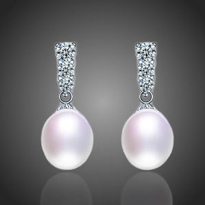 Náušnice s bielymi riečnymi perlami Adona