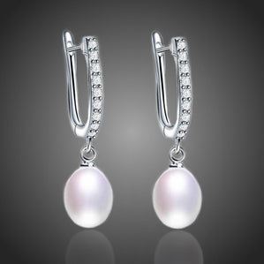 náušnice s bielymi riečnymi perlami visiace