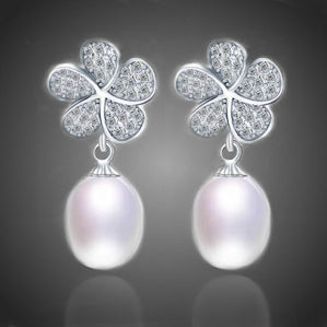 Náušnice bielymi riečnymi perlami  Massima