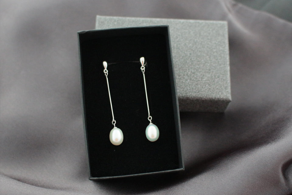 Náušnice dlhé s bielymi riečnymi perlami Patrizia