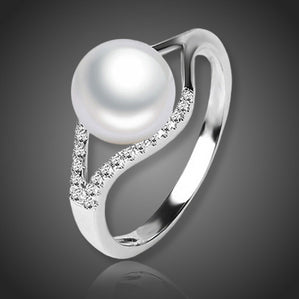 prsteň s bielou riečnou perlou a zirkónmi